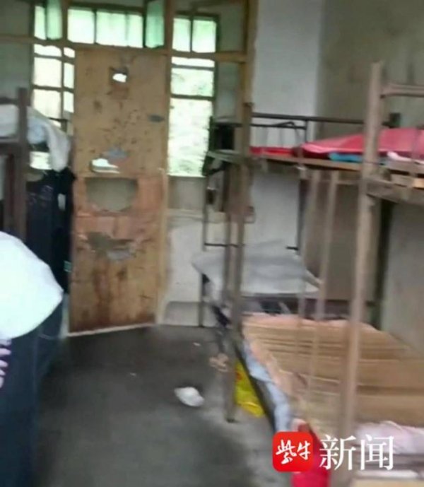 括普投资 铁床生锈、床板破烂、走廊一股尿骚味，这是2025年学生宿舍？当地回应