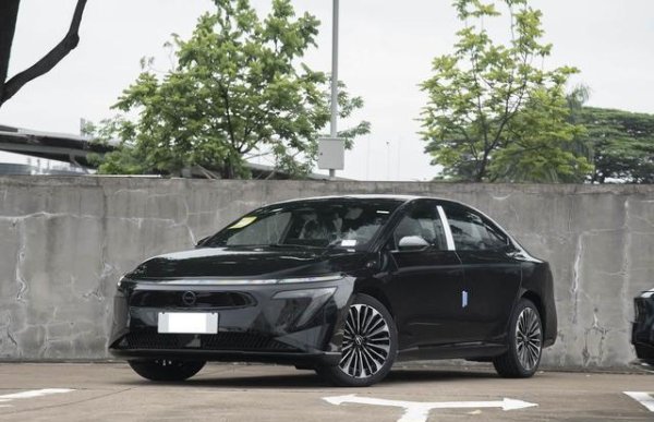 口袋超盘 日产纯电动中大型车售价不足12万起！轿跑外观很动感，续航635Km